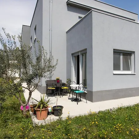 Trendy And Chic With Terrace And Private Garden Apartment